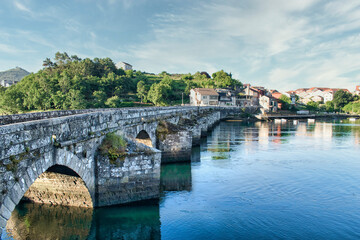 Fototapeta na wymiar Puente medieval de Sampaio sobre el río Verdugo en la provincia de Pontevedra, España