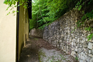 Muro in petra dietro il convento in Umbria