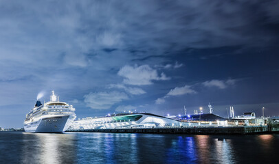 Fototapeta na wymiar 夜の港の風景　横浜
