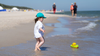 dziecko na plaży - 440941331