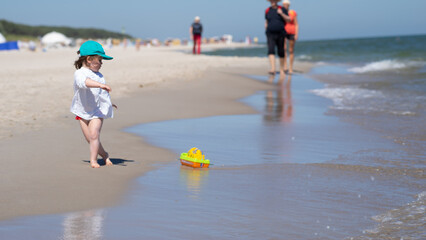 dziecko na plaży - 440941369