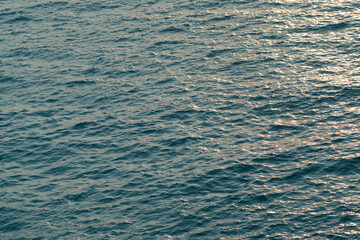 Obraz premium surface of the sea with small wave in sunlight