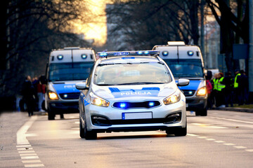 Policjanci ruchu drogowego w mieście na patrolu. 

