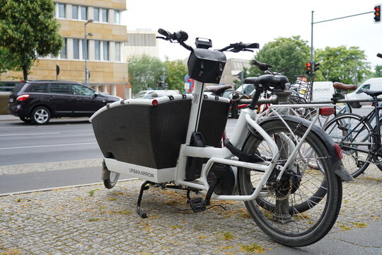 Cargobike bilder – Bläddra bland 2,308 stockfoton, vektorer och videor ...
