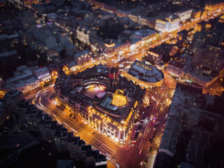 Obraz premium Night landscape of the city with a trapezoidal crossroads and a building in the center