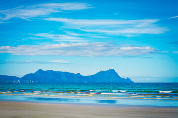 Fototapeta premium Restless waters of Bream Bay on a windy autumn day