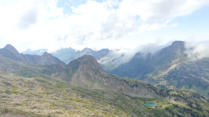 Vistas panorámicas de las montañas, picos y entorno durante la ascensión al Aneto en Pirineos.