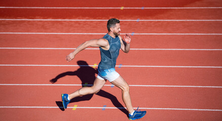 Obraz premium marathon speed. sprinter. energetic man on running track. sporty runner. stamina.