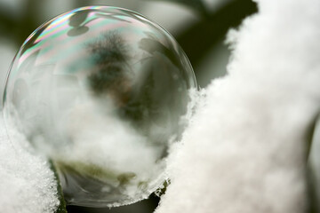 Seifenblase im Schnee