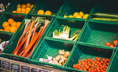 Obst und Gemüse Auswahl im Bioladen in Kisten, Rhabarber, Orange, Zitrone, Fenchel, Tomate