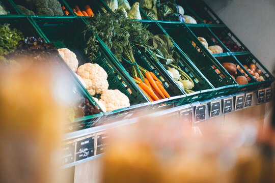 Gem&uuml;se in Kisten im Bioladen, M&ouml;hren, Blumenkohl, Kohlrabi, Zwiebeln, Salat, Sellerie, Brokkoli