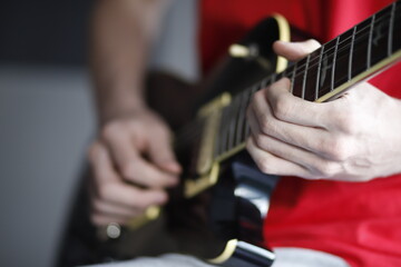 Dłoń gitarzysty na gryfie gitary elektrycznej - obrazy, fototapety, plakaty