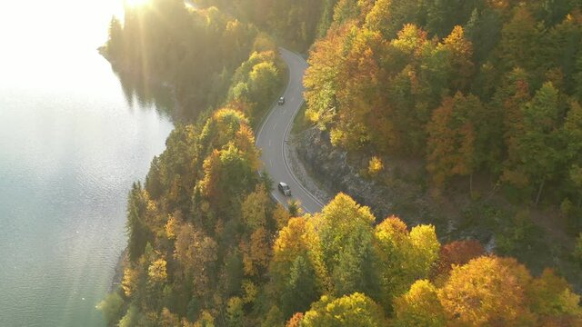 Landstra&szlig;e &uuml;berflug im goldenen Herbst
