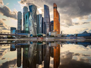  Moskva-stadsdistrict in Moskou. Architectuur van Rusland. Wolkenkrabbers in het centrum van de Russische hoofdstad. Zakencentrum van Moskou in de buurt van rivier. Moskou City complex op een achtergrond van lucht. Dountown in Rusland © Grispb