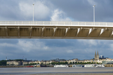 Point de vue depuis la Garonne sur le pont Chaban Delmas et la ville de Bordeaux en France