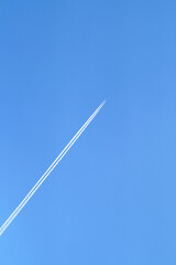 ストレートな飛行機雲 快晴　縦