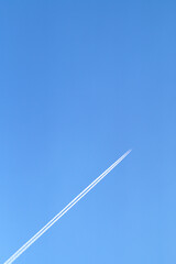 ストレートな飛行機雲 快晴　縦