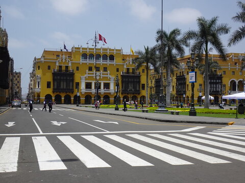 [Peru] Pedestrian crossing in front of Plaza de Armas lined with palm trees (Lima)