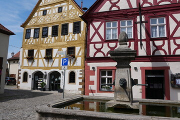 Naklejka premium Karlsplatz mit Brunnen und Rathaus in Prichsenstadt