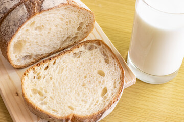 フランスパンと牛乳。朝食のイメージ