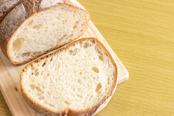 ライ麦粉をふりかけた、カット後のフランスパン