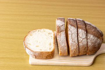 ライ麦粉をふりかけた、カット後のフランスパン