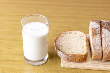 フランスパンと牛乳。朝食のイメージ