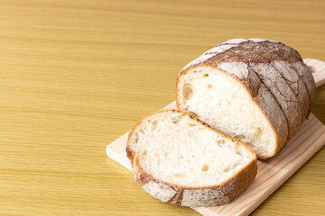 ライ麦粉をふりかけた、カット後のフランスパン