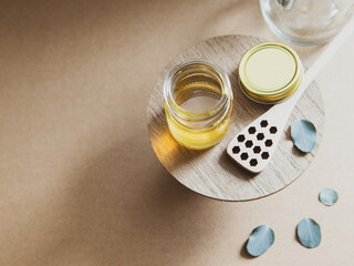 ガラス瓶に入った蜂蜜と蜂の巣型のハニーディッパー