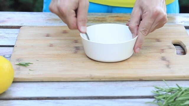 The cook mixes the spices in a plate. Video recipe.