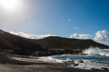 Kanaren, Lanzarote,. Küstenlinie mit typischen schwarzem Strand und kräftiger Brandung. Im...