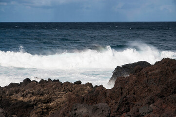 Kanaren, Lanzarote,. Küstenlinie mit typischen schwarzem erkaltetem Lavafelsen und kräftiger Brandung.