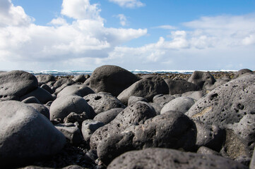 Kanaren, Lanzarote,. Küstenlinie mit typischen schwarzem erkaltetem Lavafelsen die im Laufe der Zeit rund geschliffen wurden