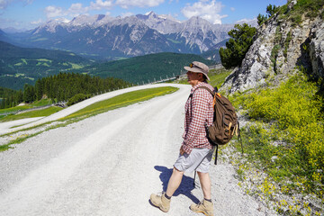 Naklejka premium Wandern in den Bergen Mann mit Rucksack 