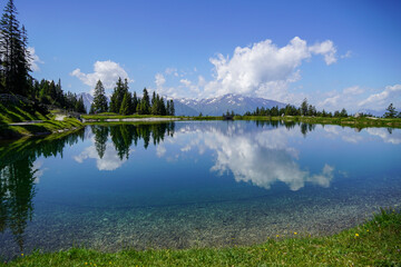 Blauer klarer Bergsee in Österreich Wandern Wanderurlaub 