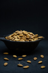 Recipiente con almendras