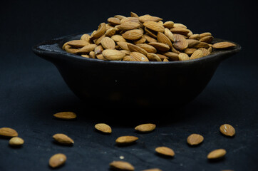 Recipiente con almendras