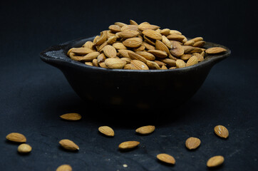 Recipiente con almendras