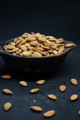 Recipiente con almendras