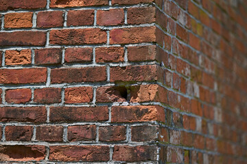 戦時中の砲弾の跡が残るレンガ造りの煙突