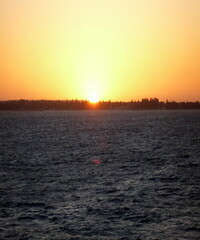 Naklejka premium Beautiful sunrise over the horizon