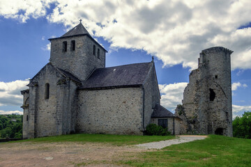 Fototapeta na wymiar Sur la voie de Rocamadour pour Saint-Jacques-de-Compostelle entre les départements de la Creuse et de la Corrèze.