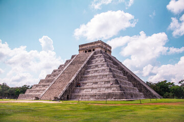 Fototapeta na wymiar chichen itza pyramid, mexico 