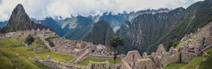 Crédence de cuisine en verre imprimé Machu Picchu Panoramic view of Machu Picchu lost city from inca civilization. Ruins and ancient architecture in Sacred Valley. Cusco Province. Peru, South America