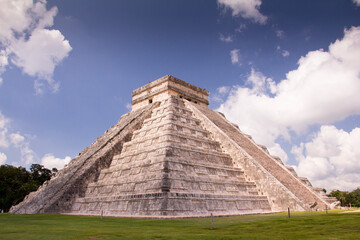 Fototapeta na wymiar chichen itza pyramid, mexico 