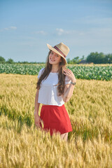 Obraz premium Young girl with long hair in a field