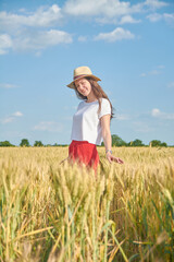 Obraz premium Young girl with long hair in a field