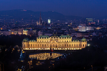 Obraz premium Belvedere und Wien bei Nacht von Oben