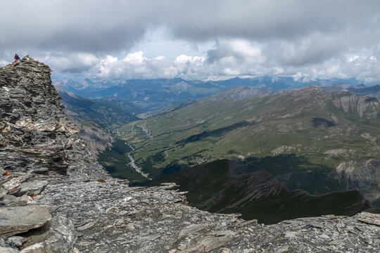 T&ecirc;te de la Cula , massif du Queyras , vue sur  Saint V&eacute;ran et vallon de l' Aigue Blanche . Hautes - Alpes
