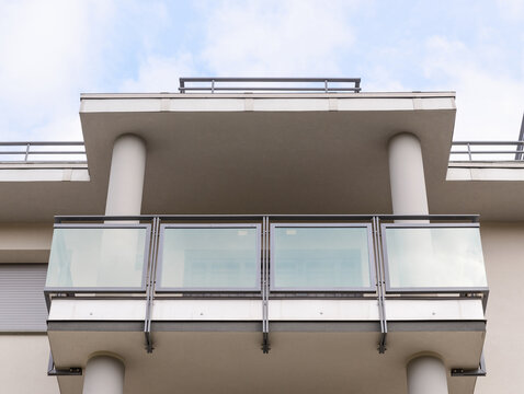 Terrazzi con parapetti in vetro in edificio urbano